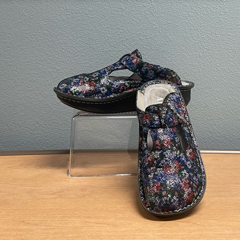 Alegria Floral Pattern Slip-On Clogs - size 38 ( 7 - 7.5 ) GUC